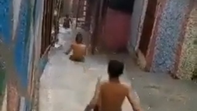 Dzieciaki w Brazylii znalazły sobie zjeżdżalnie wodną