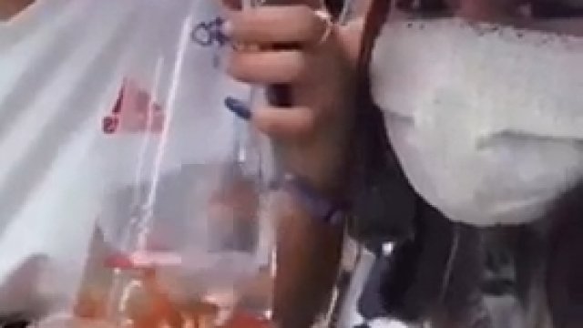 Próba ratunku złotych rybek z akwarium