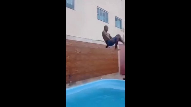 Facet chciał zrobić widowiskowy skok do basenu, ale uderzył głową o ziemię