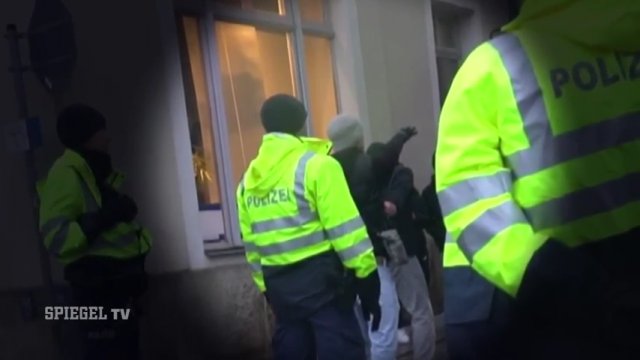 Szybka reakcja niemieckiej policji na faceta "hajlującego" na środku ulicy [WIDEO]