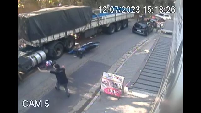 Motocyklista wpadł pod ciężarówkę, wyszedł prawie bez szwanku!