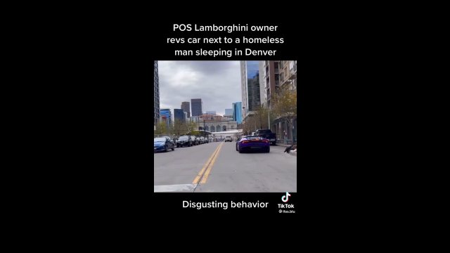 Burak w Lamborghini postanowił zrobić sobie żarty z bezdomnego
