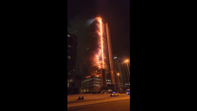 Dubaj. Pożar potężnego wieżowca. W pobliżu najwyższy budynek świata
