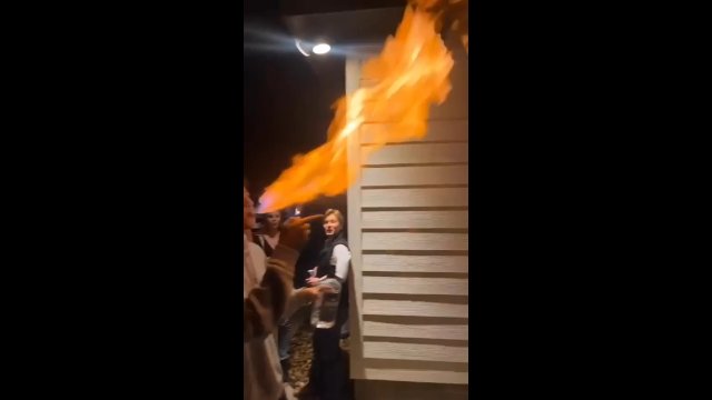 Nastolatek kupił butelkę spirytusu i próbował nauczyć się dmuchać ogniem