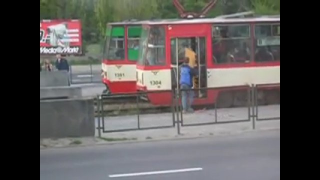 Mężczyzna wpadł na pomysł, aby przewieźć wersalkę tramwajem
