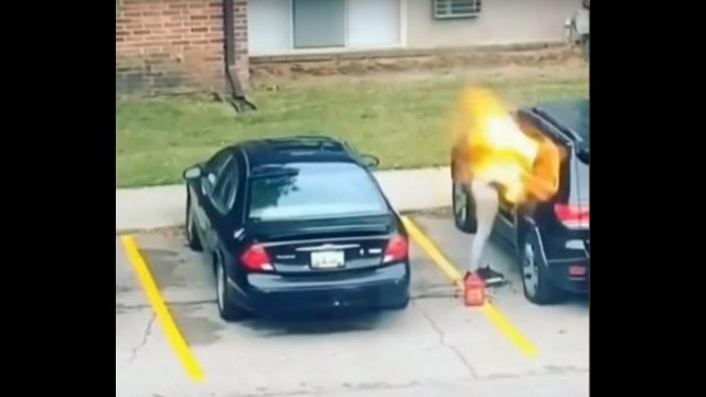 Kobieta prawie sama się zabiła, próbując podpalić samochód byłego chłopaka [WIDEO]