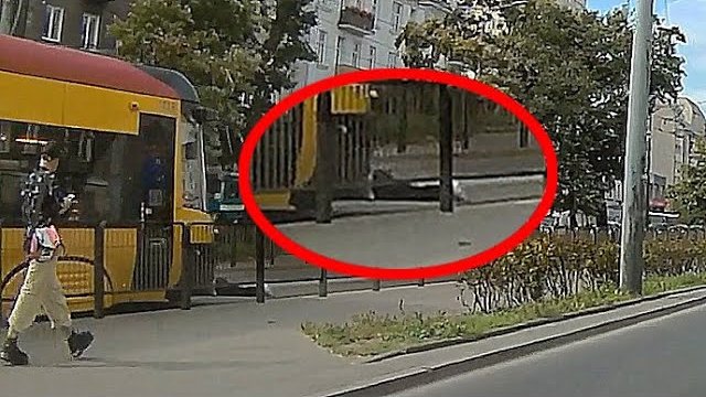 Potrącenie kobiety przez tramwaj
