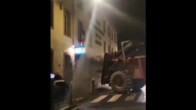 Wzburzeni rolnicy wpadli na posterunek policji we Francji [WIDEO]