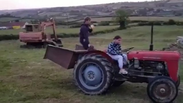 Piwero w łapie i jazda traktorem. To nie mogło się dobrze skończyć