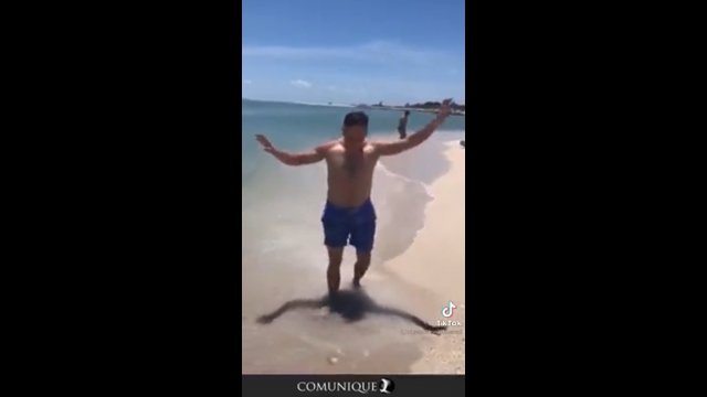 Mężczyzna na plaży został wciągnięty przez piasek