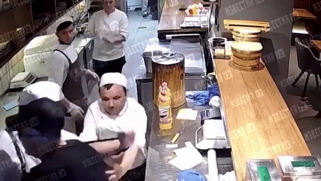 Klient z nożem próbował zaatakować jednego z kucharzy