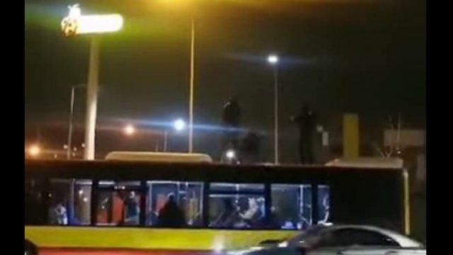 Nastolatkowie nagrywali filmik na dachu wrocławskiego autobusu [WIDEO]