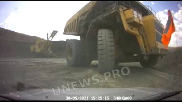 Martwy punkt w ogromnej kopalnianej wywrotce powoduje przejechanie się po samochodzie...