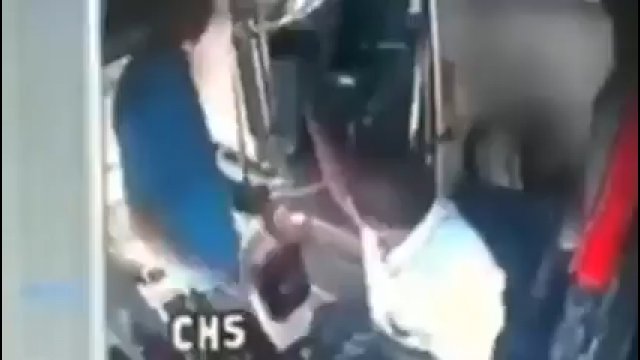 Zaatakował kierowcę autobusu. Nie spodziewał się takiej reakcji