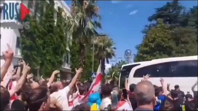 Protesty w Gruzji. Autobus z rosyjskimi turystami obrzucony jajkami i butelkami