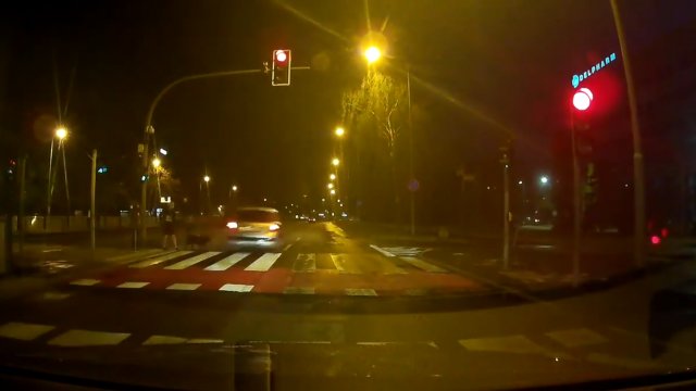 W nocy na czerwonym świetle w Poznaniu. Kierowca prawie pozabijał ludzi