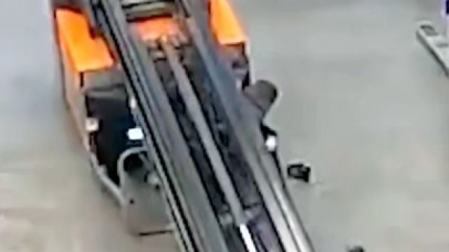 Pracownik próbował złapać przewracający się wózek widłowy