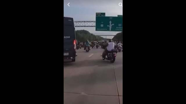 Żadne protesty czy blokady nie przeszkodzą temu kurierowi w dostarczeniu paczki [WIDEO]