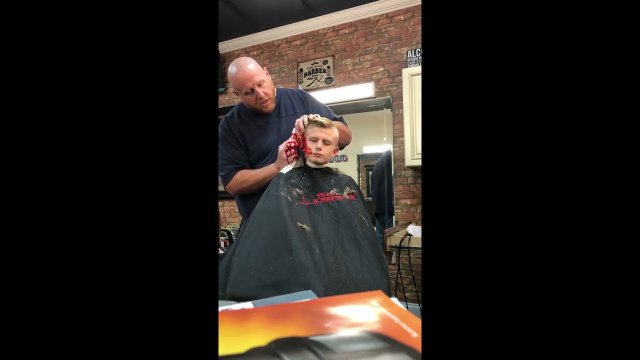 Fryzjer prankuje dzieciaka, że uciął mu ucho