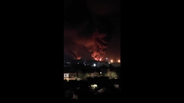 Atak dronów na rosyjskie lotnisko. Duży pożar i uszkodzone samoloty wojskowe. [WIDEO]