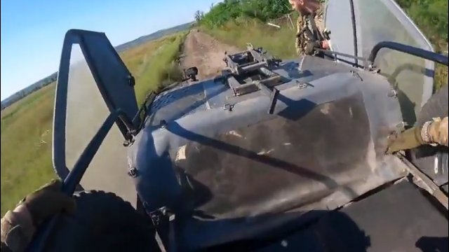 POV: Ukraiński żołnierz wypadł z pojazdu podczas szybkiej jazdy pod ostrzałe