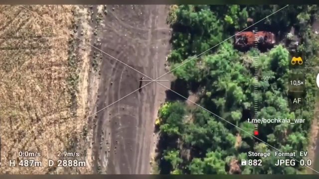Ukraiński dron zrzucający amunicję na głowę rosyjskiego żołnierza