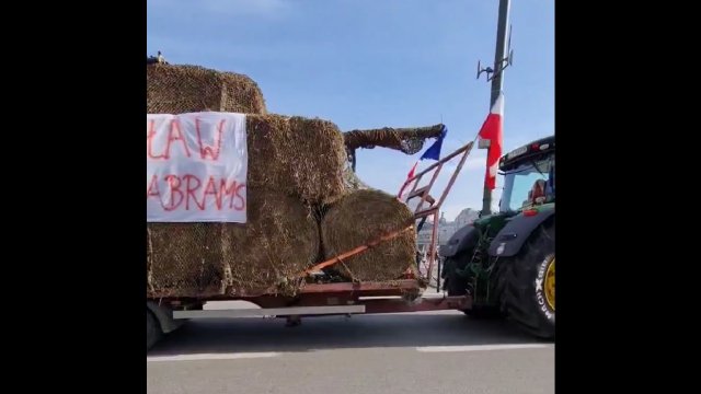 Do centrum Warszawy podczas protestów rolników wjechał Agro Abrams [WIDEO]