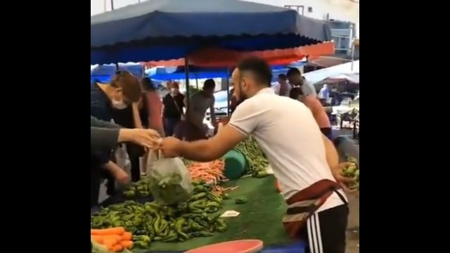 Sprzedawca warzyw naciągał swoich klientów na większe zakupy