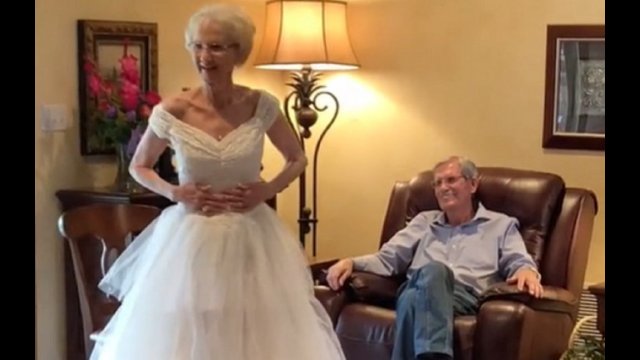 Przymierzyła suknię ślubną po 60 latach. Takiej reakcji męża pewnie się nie spodziewała [WIDEO]