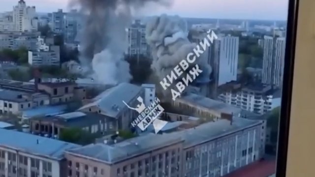 Kolejne nagranie z uderzenia rakietą w Kijów i z drugiego ataku