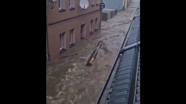 Wały puściły, woda zalewa centrum miasta. Mieszkańcy NAGRALI wszystko z okna!