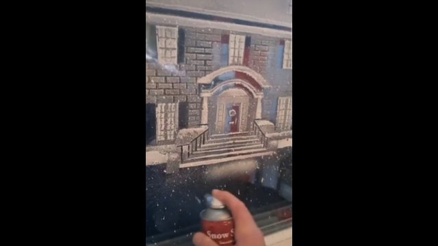 Artysta używa śniegu w sprayu, aby stworzyć niesamowitą atmosferę świąt na oknach
