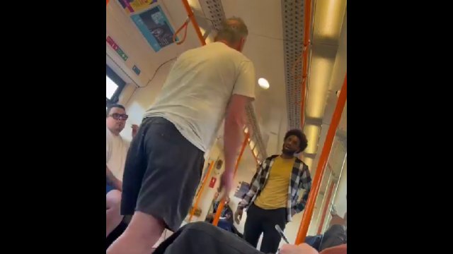 Rasista pozwolił sobie na zbyt wiele i został znokautowany w metrze!