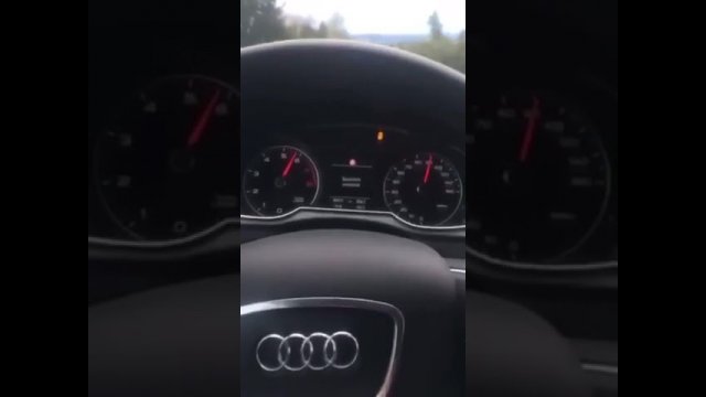 Kierowca rozbija samochód, próbując sfilmować, jak przekracza prędkość