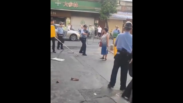 Kobieta z dwoma nożami została została rozbrojona przez chińską policję. [WIDEO]