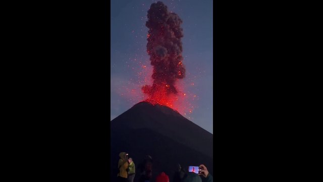 Ludzie zgromadzili się, aby z bliska obejrzeć erupcję wulkanu