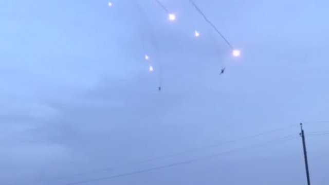 Su-25 CAS wykonujące zwrot z wypuszczeniem flar (Ukraina)