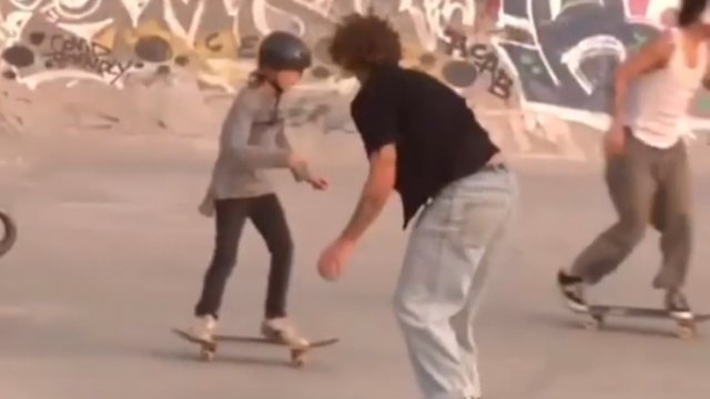 Skater ratuje dziecko przed zderzeniem i upadkiem
