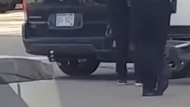 Na stacji benzynowej w USA kobieta usiłuje wygonić diabła z policjanta.