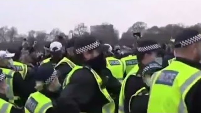 Protestujacy w Londynie pogonili policje