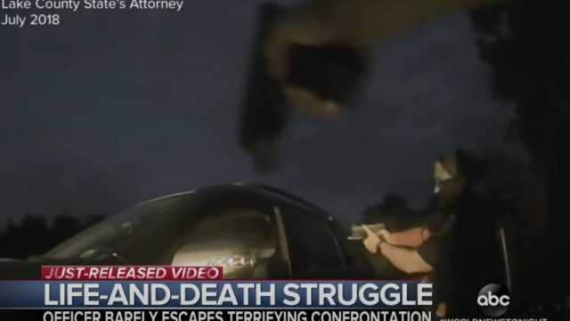 Dramatyczne chwile. Policjantka z Illinois cudem uniknęła śmierci bo podejrzanemu zacięła się broń.