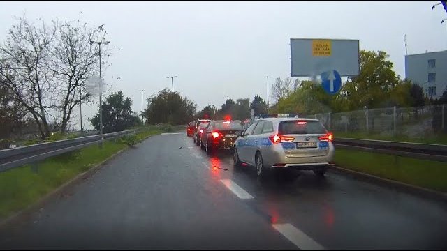 Jazda na suwak w Katowicach. Prawy pas pełny, lewy pusty a kierowcy trąbią...