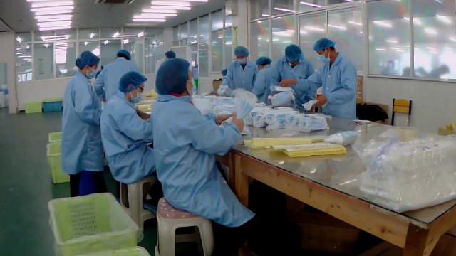 Jak wygląda produkcja maseczek? Chińczycy zwiększają moc przerobową.