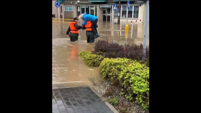 W Prudniku jest naprawdę źle. Cały czas trwa pilna ewakuacja mieszkańców