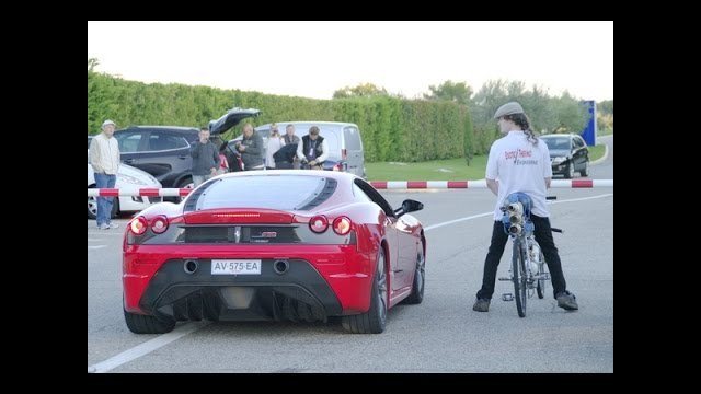 Rower rakietowy vs. Ferrari [WIDEO]