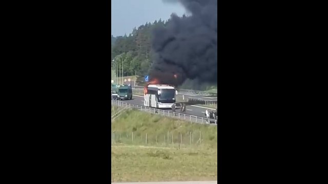 Autobus z dziećmi w jednej chwili stanął w płomieniach koło Ostródy [WIDEO]
