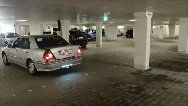 Nowoczesny czujnik parkowania w starym Mercedesie