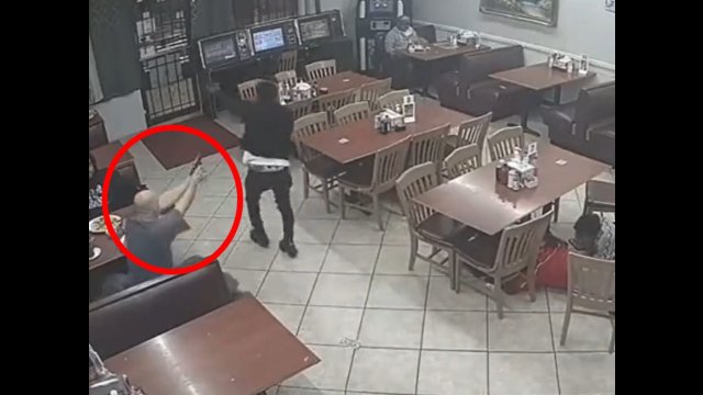 Zamaskowany bandyta napadł na restaurację, zastrzelił go klient [WIDEO]