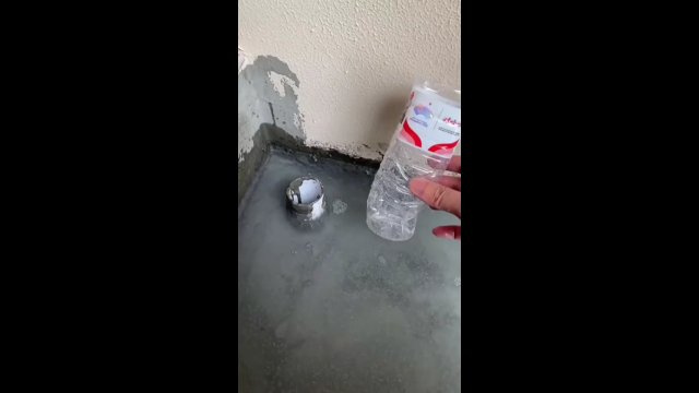 Sposób na spuszczenie wody za pomocą pustej butelki [WIDEO]