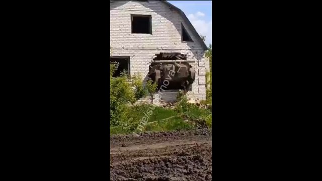 Ukraińcy wjechali BMP-2 w ścianę budynku, aby nie być widocznym z góry